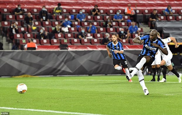 Lukaku ghi bàn mở tỷ số cho Inter ở ngay phút thứ 5 từ chấm 11m. (Nguồn: EPA).