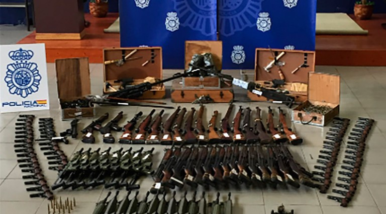 Cảnh sát trưng bày “kho” vũ khí thu giữ được.