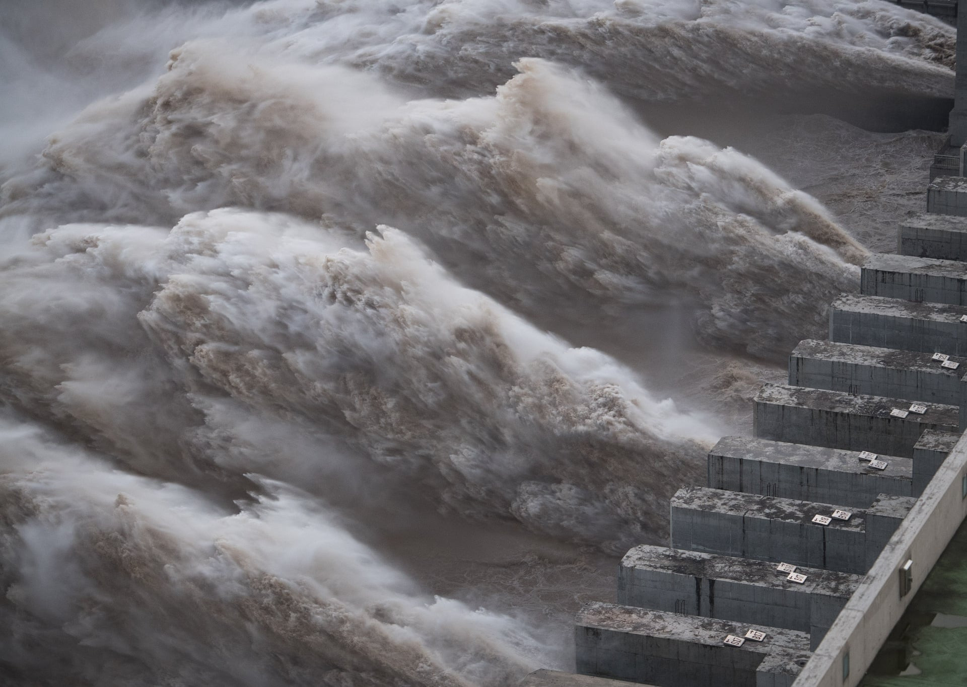 Cảnh tượng xả lũ tại đập Tam Hiệp, Trung Quốc. 