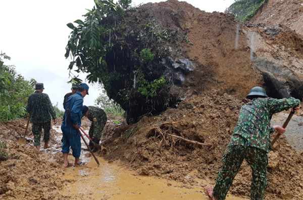 Cán bộ, chiến sỹ Đồn Biên phòng Nậm Chảy (Lào Cai) tham gia nạo vét bùn, đất để thông đường.