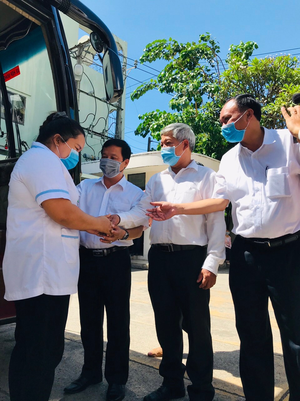 Lãnh đạo Ủy ban MTTQ Việt Nam tỉnh Bình Định thăm hỏi và động viên các y, bác sĩ lên đường làm nhiệm vụ chống dịch tại thành phố Đà Nẵng.