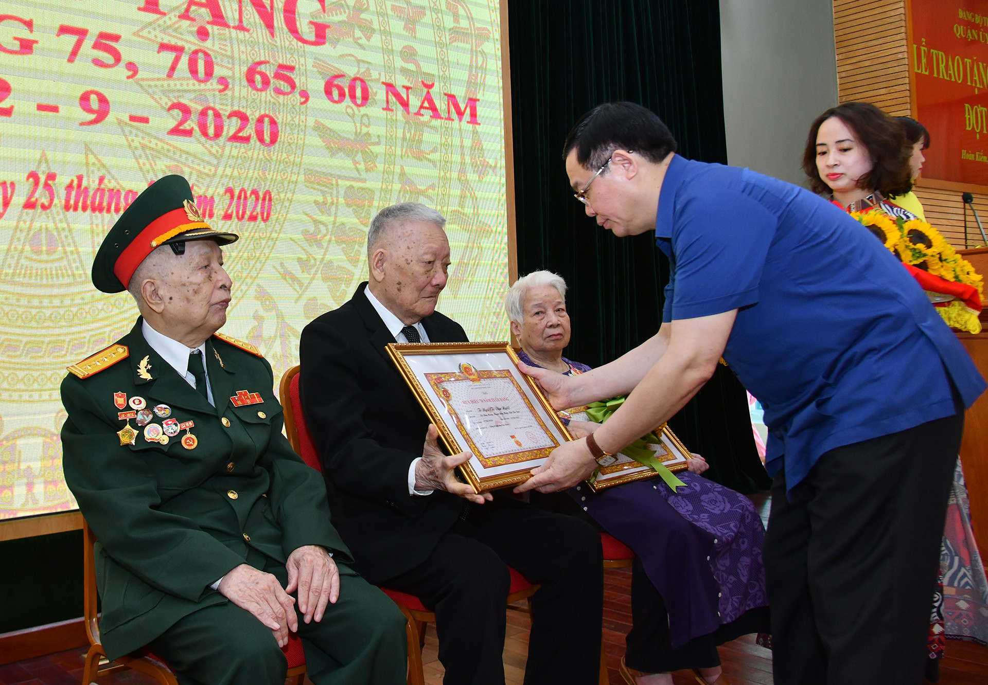 Bí thư Thành ủy Hà Nội Vương Đình Huệ trao Huy hiệu Đảng cho các đảng viên lão thành