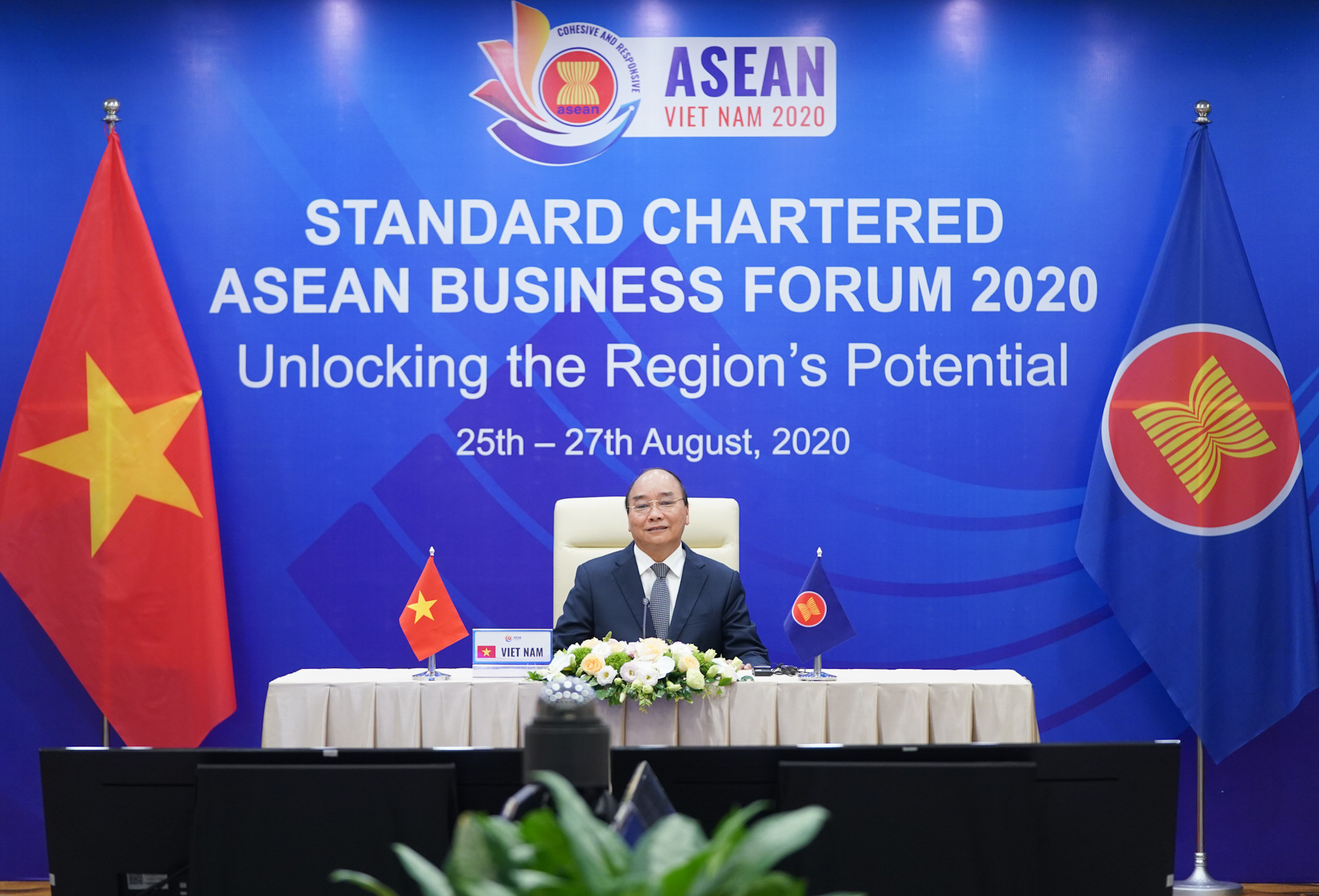 Thủ tướng Nguyễn Xuân Phúc phát biểu khai mạc tại Diễn đàn Kinh doanh ASEAN 2020  Ảnh: VGP.