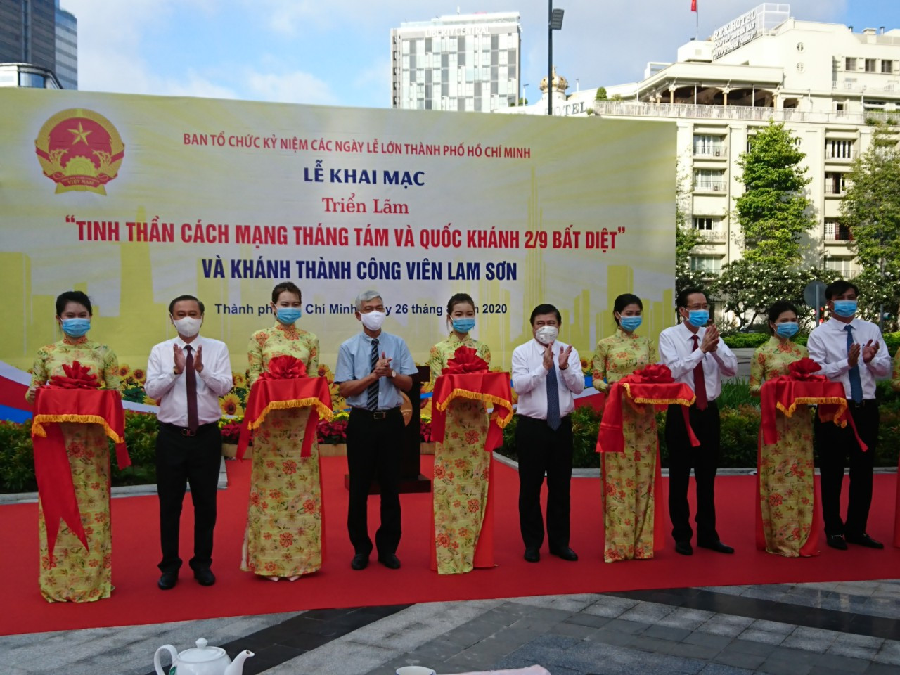  Chủ tịch UBND TP HCM Nguyễn Thành Phong cùng các lãnh đạo thành phố cắt băng khai mạc triển lãm và khánh thành công viên Lam Sơn.
