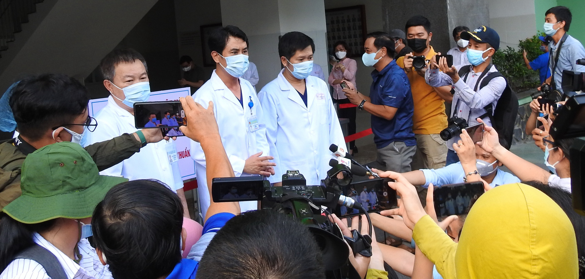 TS.BS Lê Đức Nhân, Giám đốc Bệnh viện Đà Nẵng, chia sẻ thông tin với báo chí tại thời điểm chính thức dỡ bỏ phong tỏa. Ảnh Thanh Tùng.