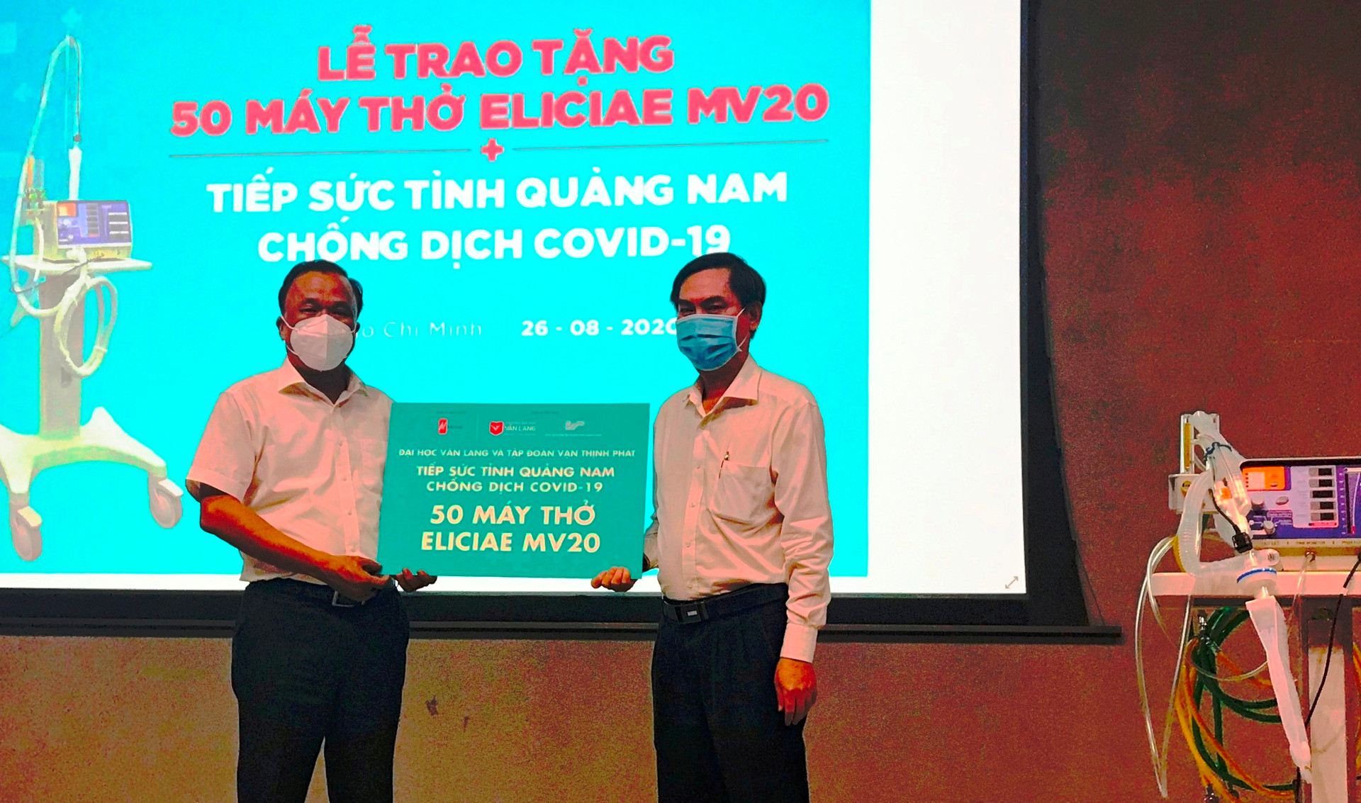 TS Mai Văn Mười , Phó Giám đốc Sở Y tế Quảng Nam tiếp nhận 50 máy thở Eliciae MV20.