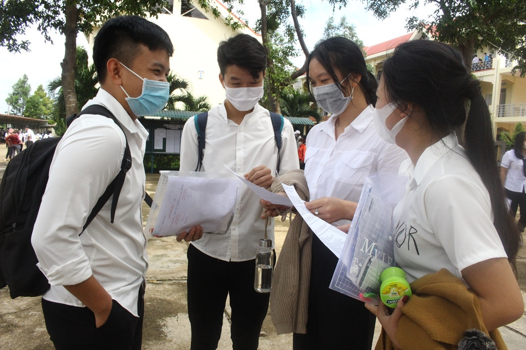 Các em học sinh dự thi tốt nghiệp THPT đợt 1 tại TP. Nha Trang.