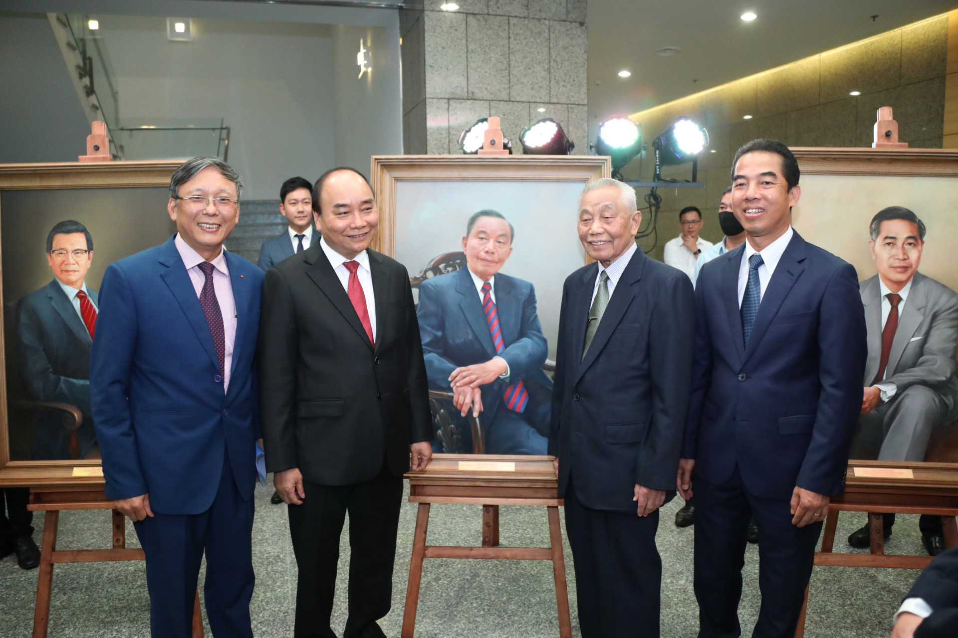 Thủ tướng Nguyễn Xuân Phúc thăm không gian trưng bày chân dung các cựu Bộ trưởng Ngoại giao