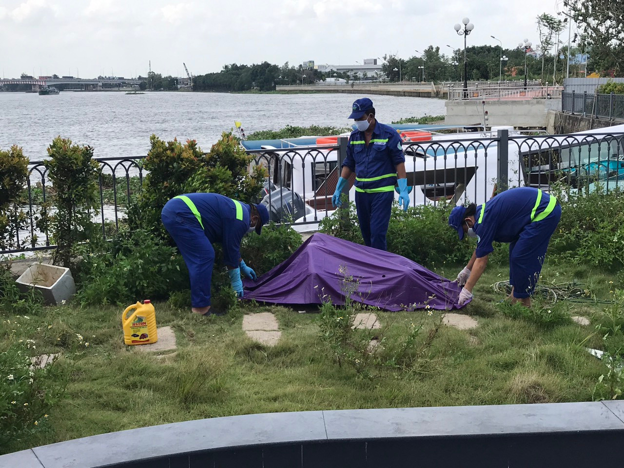 hi thể nạn nhân nam thanh niên được vớt trên sông Sài Gòn.