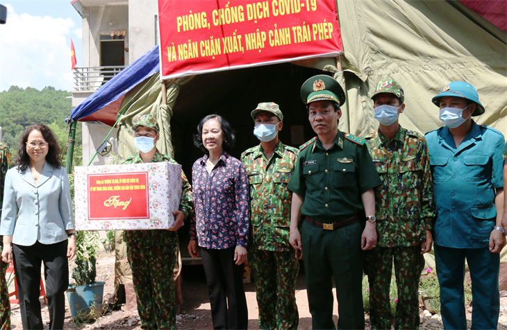 Trưởng Ban Dân vận Trung ương Trương Thị Mai thăm, tặng quà cán bộ, chiến sĩ tổ chốt mốc 1152 Đồn Biên phòng Thanh Lòa. Ảnh: Báo Biên phòng.