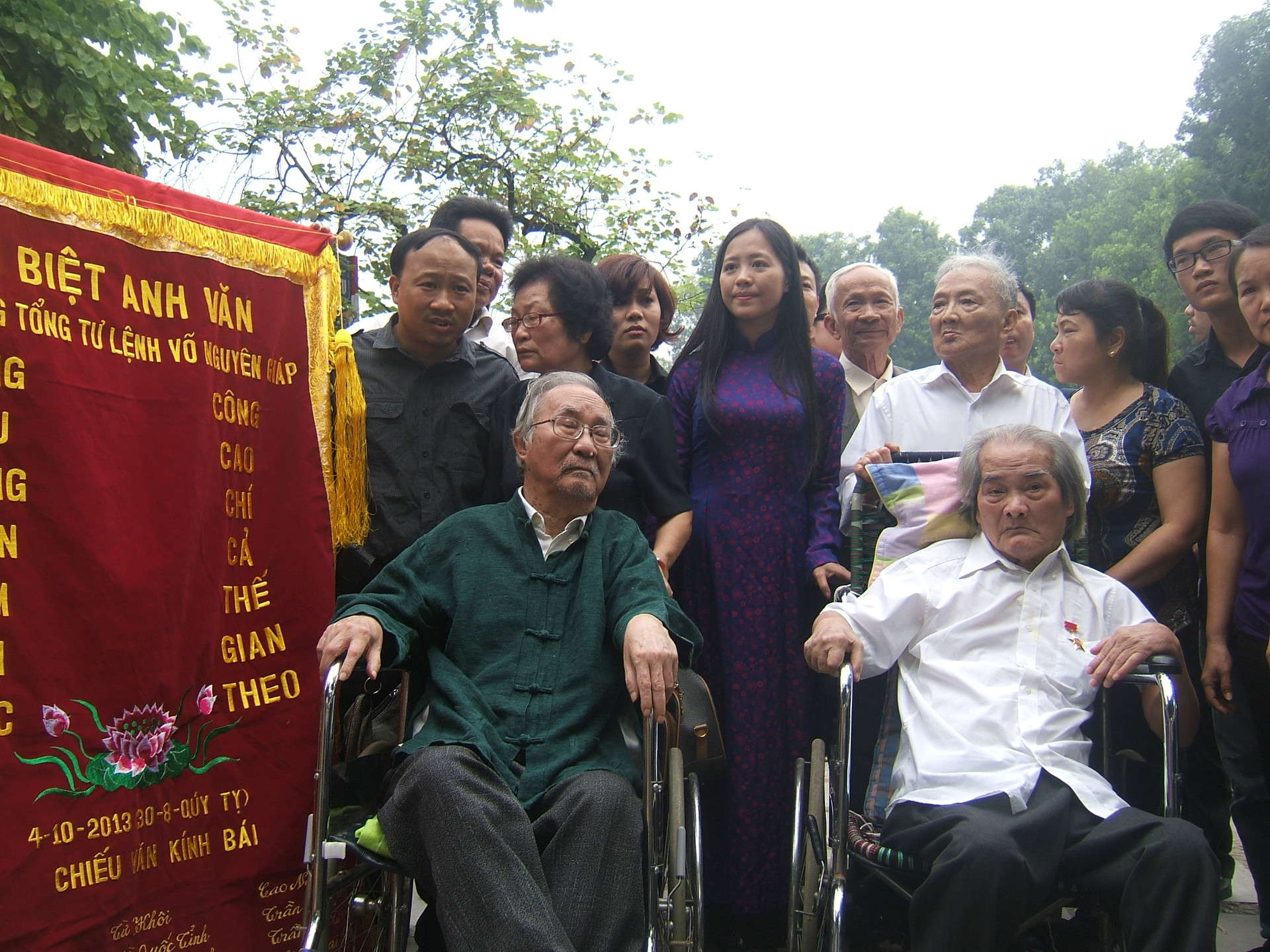 Học giả, giáo sư Phan Ngọc (bìa trái) và AHLĐ nhà văn Sơn Tùng đi xe lăn tới viếng tang Đại tướng Võ Nguyên Giáp năm 2013.