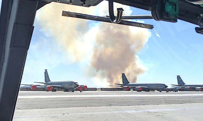 Đám khói bốc lên từ đám cháy rừng ở rìa căn cứ Fairchild hôm 27/8. Ảnh: Instagram/flyingsharkknives.