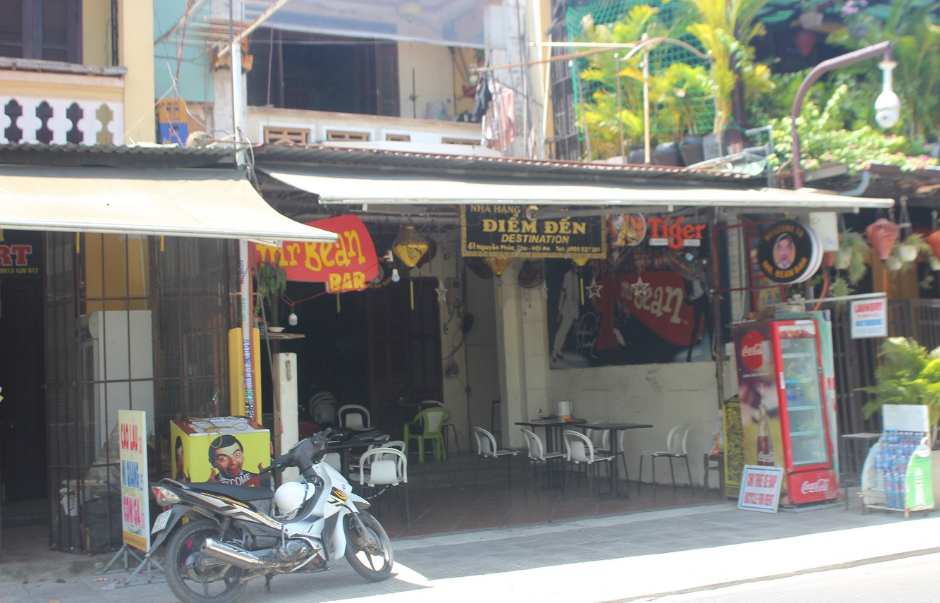 Các quán cà phê, quán ăn phố cổ Hội An mở cửa ít khách.