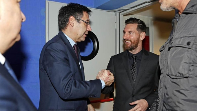 Mối quan hệ giữa Bartomeu (trái) và Messi từ lâu đã không còn tốt đẹp. Ảnh: FCB.