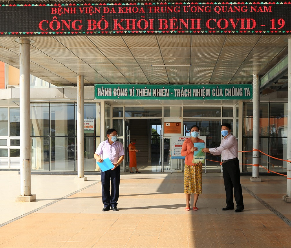 Trao giấy xuất viện cho các BN ở BVĐK TƯ Quảng Nam.
