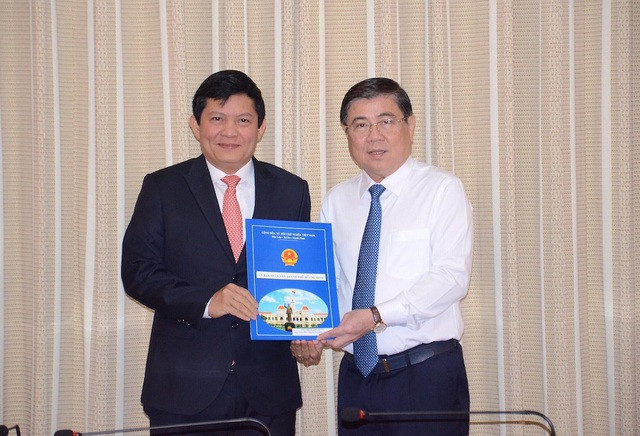 Ông Phạm Phú Quốc (trái) nhận quyết định điều động về làm Tổng giám đốc Tân Thuận - IPC.