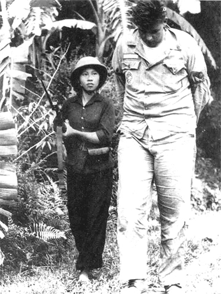 Bức ảnh “O du kích nhỏ” của nhà báo Phan Thoan, năm 1965.