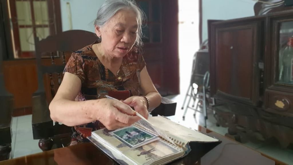 “O du kích nhỏ” Nguyễn Thị Kim Lai lần dở những trang ký ức.