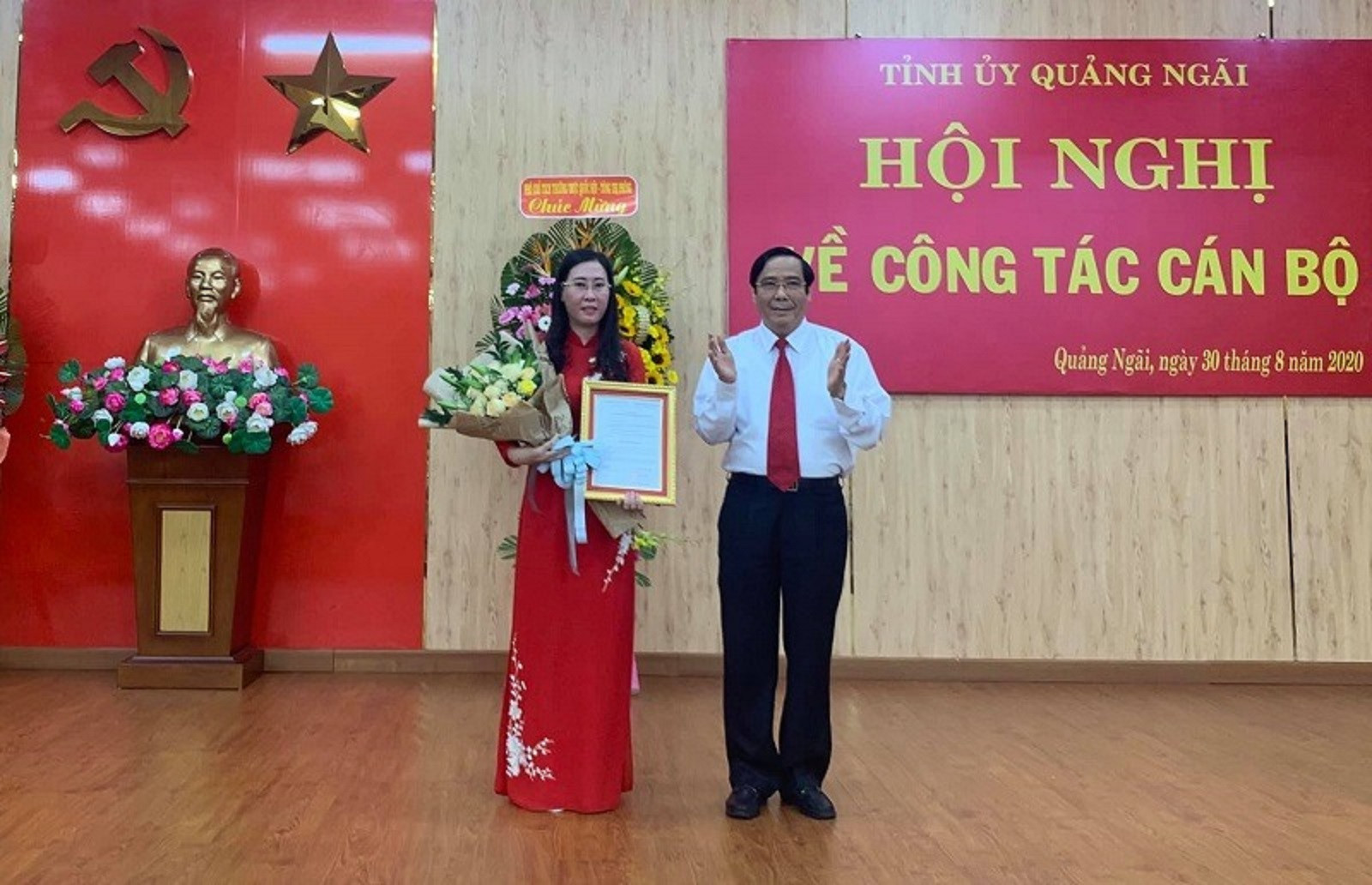 Trao quyết định chuẩn y bà Bùi Thị Quỳnh Vân giữ chức Bí thư Tỉnh ủy Quảng Ngãi.