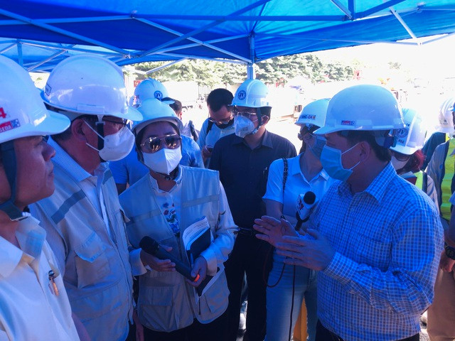 Bộ trưởng Nguyễn Văn Thể (phải) yêu cầu tư vấn Nhật Bản dốc toàn lực đảm bảo dự án thông xe đúng theo kế hoạch vào dịp 10/10.