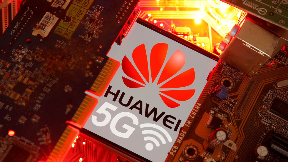Một chiếc điện thoại thông minh được in logo Huawei và 5G. Ảnh: Reuters.