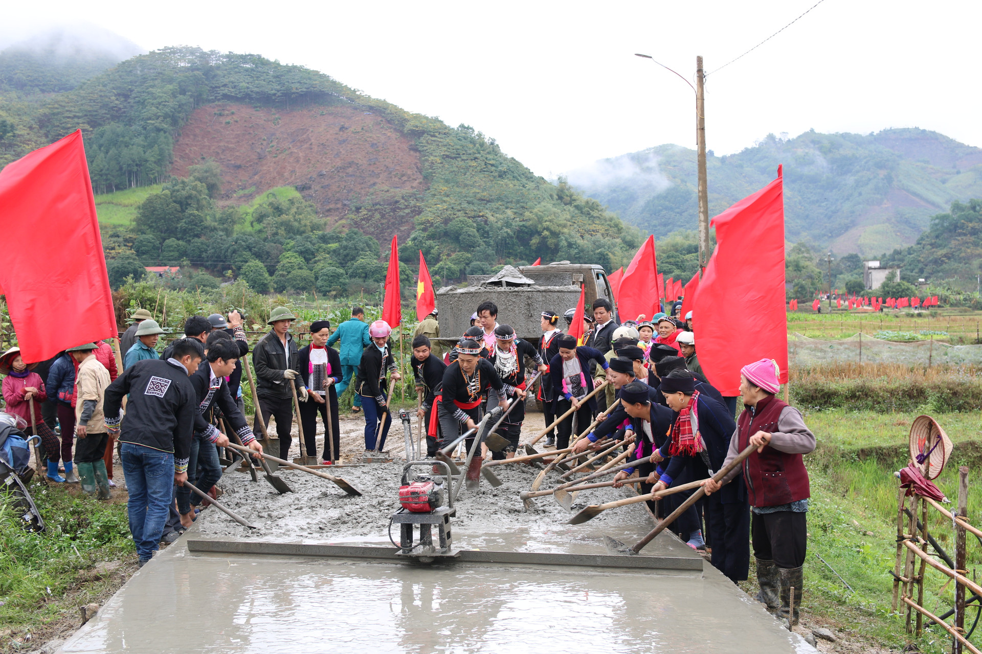 Phong trào Toàn dân chung sức làm đường lan ra toàn huyện.