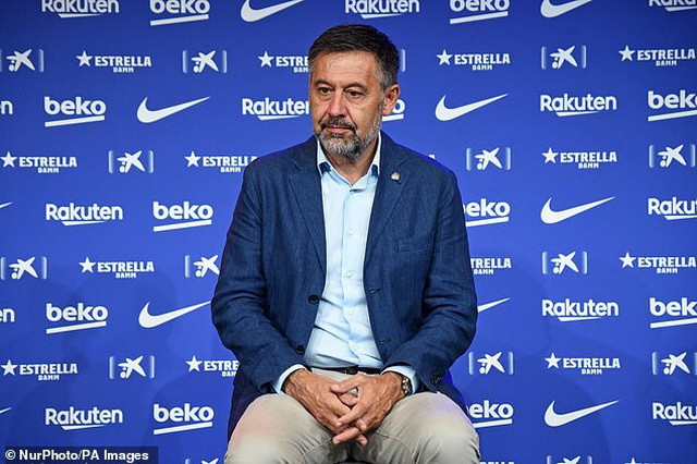 Chủ tịch Barcelona, Joseph Bartomeu nhiều lần bị Messi chỉ trích vì chính sách giảm lương trong đợt Covid-19, cũng như việc Barca không đầu tư trong các phi vụ chuyển nhượng.