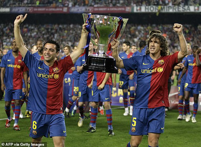 Hai huyền thoại Barcelona là Xavi Hernandez và Carles Puyol ủng hộ mọi quyết định của Lionel Messi thời điểm này.