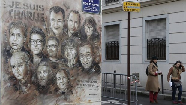 Tranh tưởng niệm những người thiệt mạng trong vụ tấn công tại tòa soạn cũ của Charlie Hebdo. (Nguồn: AFP).