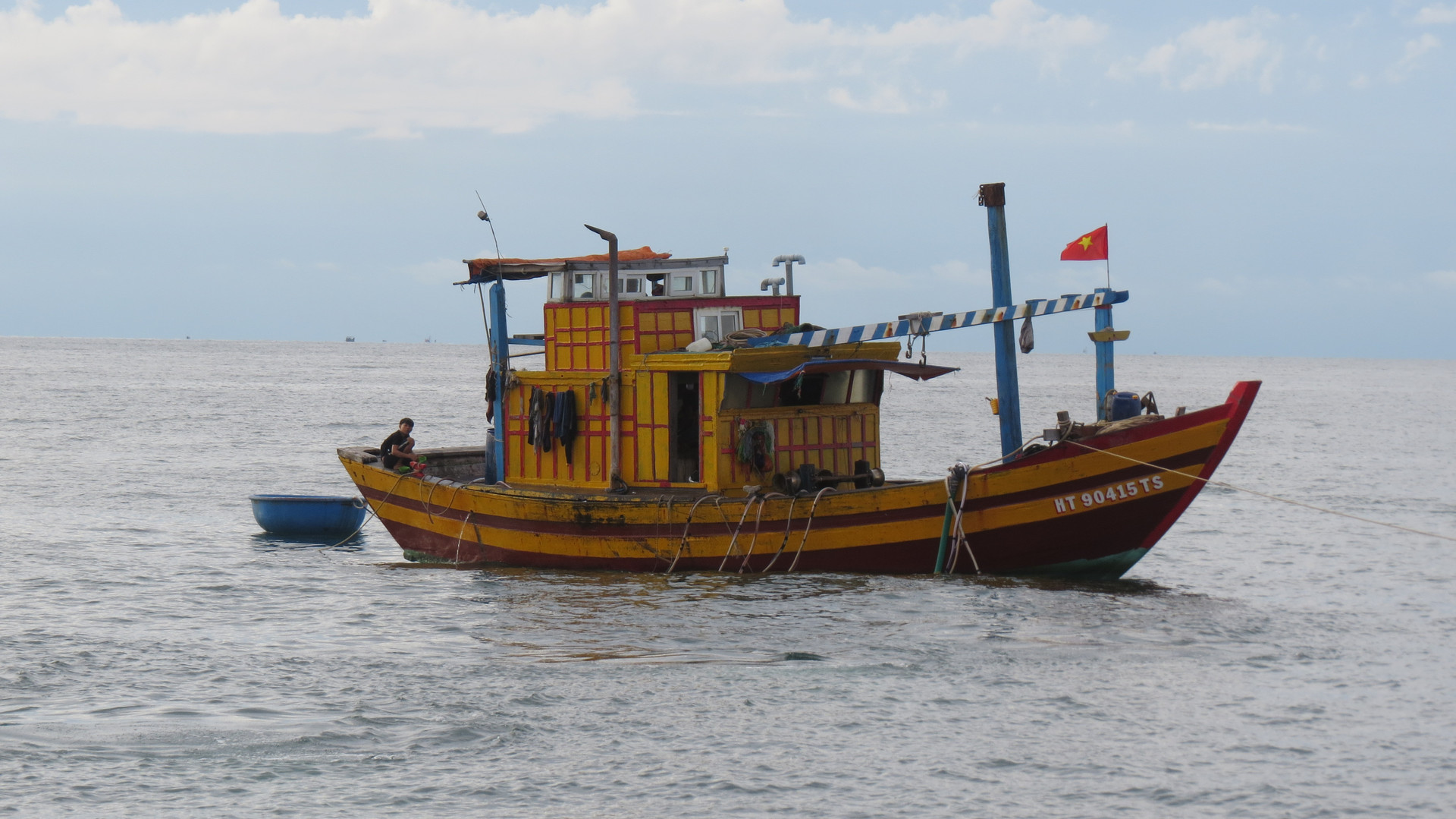 Ngư dân làm nghề đánh bắt ở vùng biển Hoàng Sa, Trường Sa.