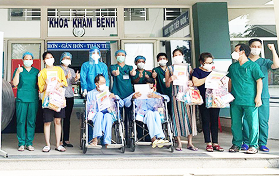 5 BN được Bệnh viện dã chiến Hòa Vang (Đà Nẵng) cho xuất viện sáng 2/9. Ảnh Bệnh viện cung cấp.