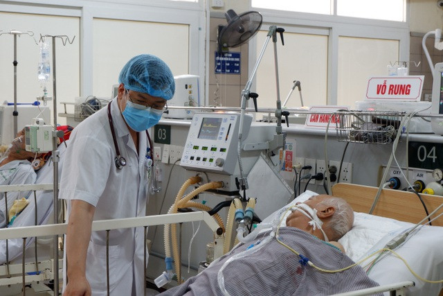 Một nạn nhân vụ ngộ độc đang điều trị tại Bệnh viện Bạch Mai. Ảnh: Dân trí.