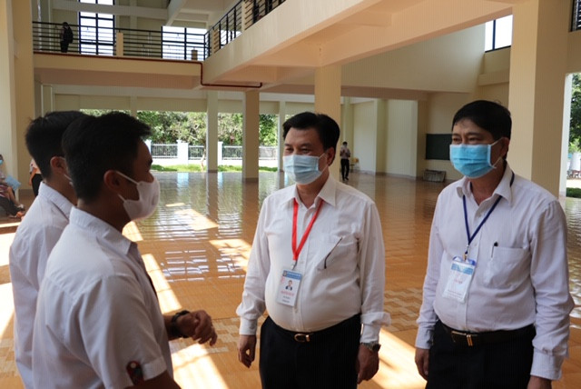 Thứ trưởng Nguyễn Hữu Độ (trong) cùng Giám đốc Sở GD&ĐT Phạm Đăng Khoa (ngoài) trò chuyện, chúc các thí sinh thi tốt.