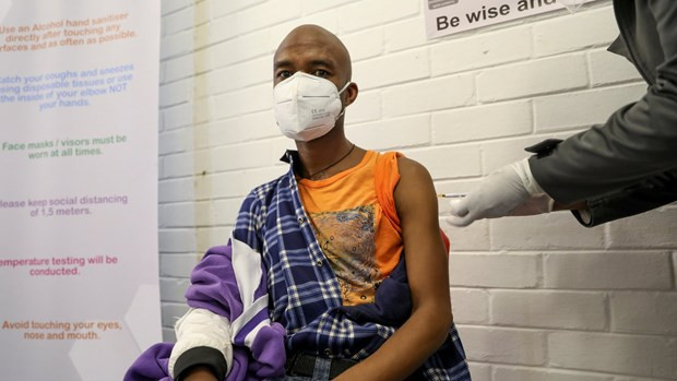 Tình nguyện viên tham gia thử nghiệm vắcxin COVID-19 tại Nam Phi. (Ảnh: Reuters).