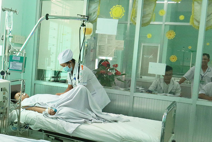 Điều trị bệnh nhân bị sốt xuất huyết nặng ở Bệnh viện Bệnh Nhiệt đới tỉnh Khánh Hòa. Ảnh: T.Ly.