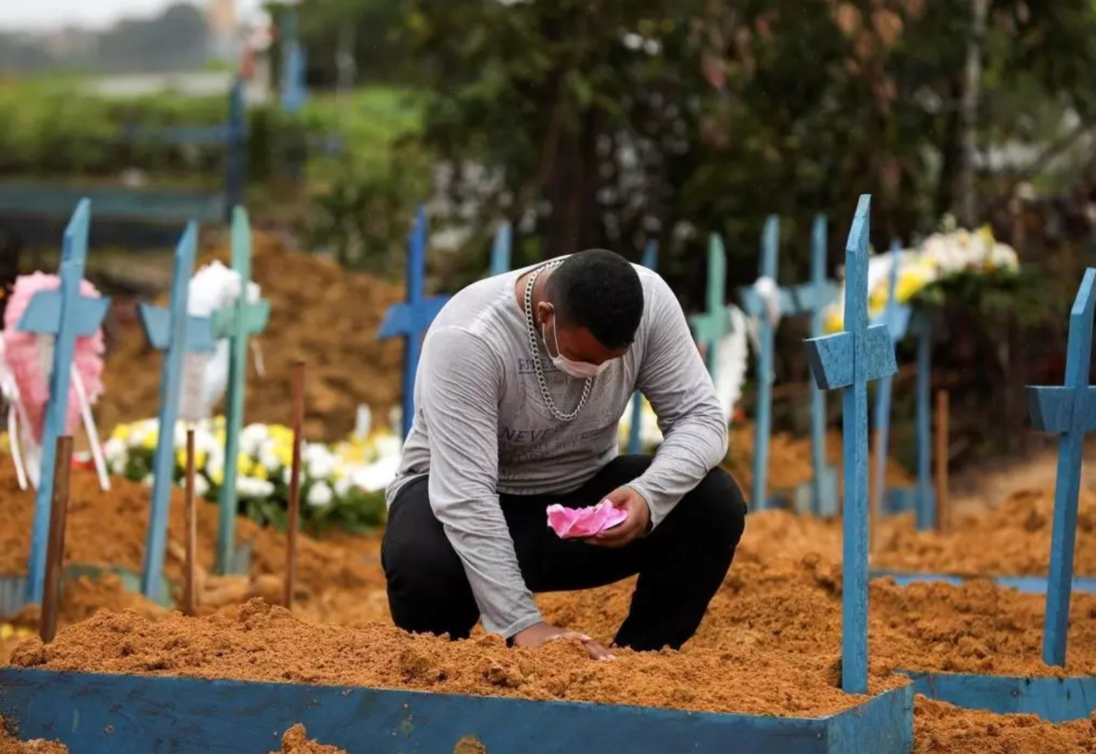 Một cư dân thành phố Manaus, Brazil, bên phần mộ người thân qua đời vì Covid-19Ảnh: Reuters.