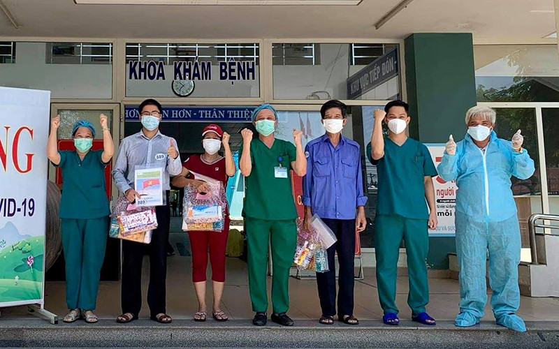 BN dương tính với Covid-19 được Bệnh viện dã chiến Hòa Vang (Đà Nẵng) cho xuất viện ngày 6/9. Ảnh Bệnh viện cung cấp.
