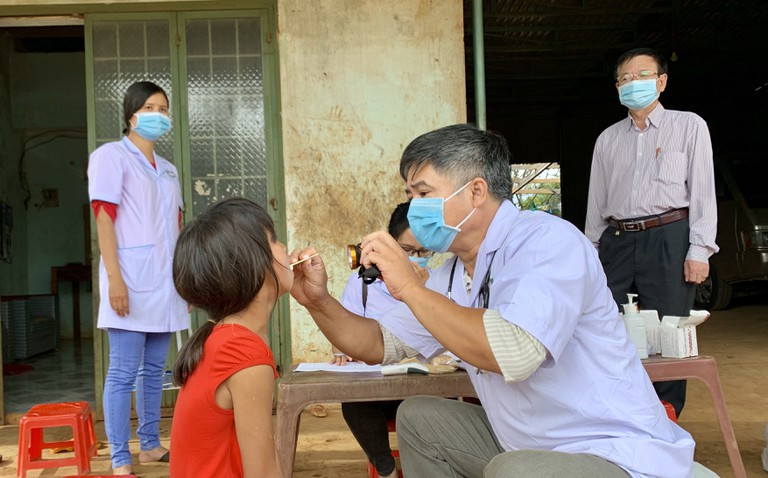 Ngành y tế kiểm tra bệnh bạch hầu cho các cháu tại huyện Lắk .