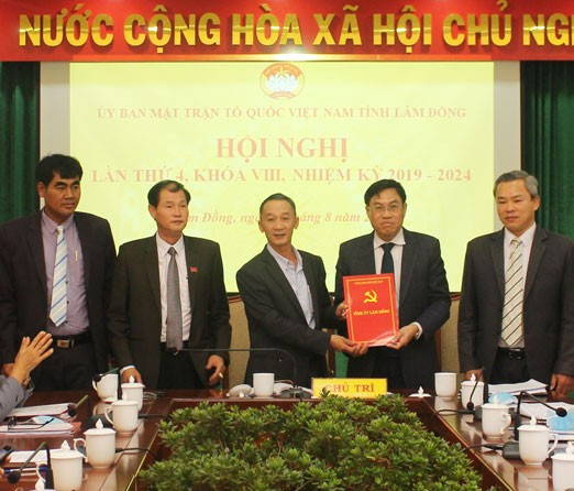 ông Trần Văn Hiệp,Phó Bí thư Tỉnh ủy Lâm Đồng trao quyết định cho ông Võ Ngọc Hiệp giữ chức Chủ tịch Ủy ban MTTQ Việt Nam tỉnh.