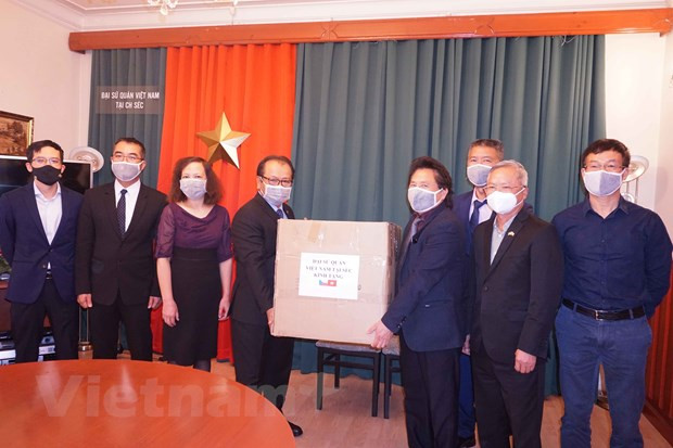  Trao tặng khẩu trang y tế cho cộng đồng người Việt tại Séc.(Ảnh: Hồng Kỳ/Vietnam+).