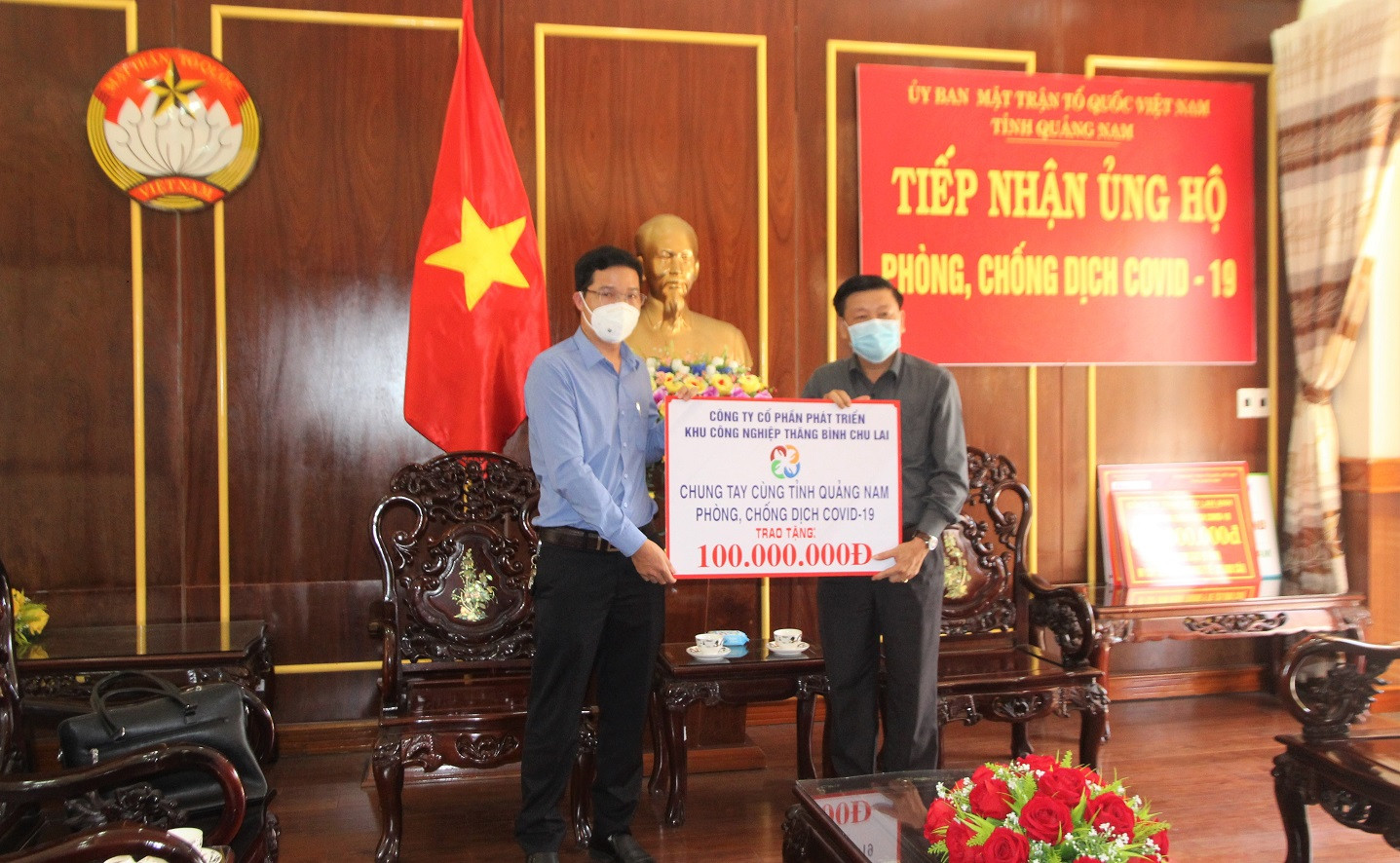 Mặt trận tỉnh Quảng Nam tiếp nhận tiền ủng hộ phòng, chống dịch Covid-19.