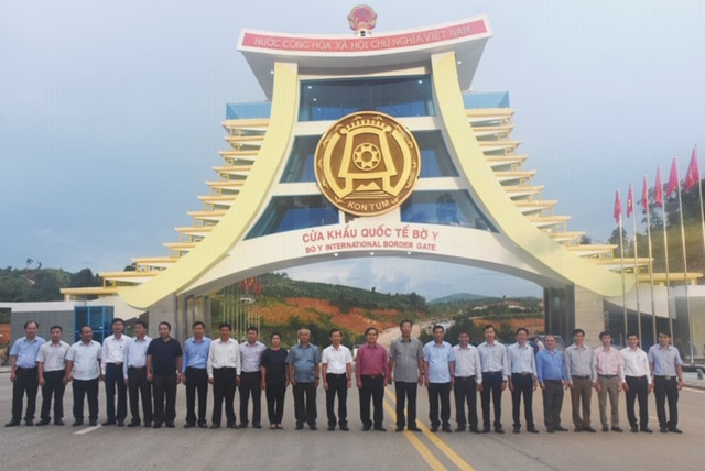 Lãnh đạo tỉnh Kon Tum cùng đoàn công tác gắn biển công trình Quốc môn Cửa khẩu quốc tế Bờ Y chào mừng Đại hội Đảng bộ tỉnh lần thứ XVI. 