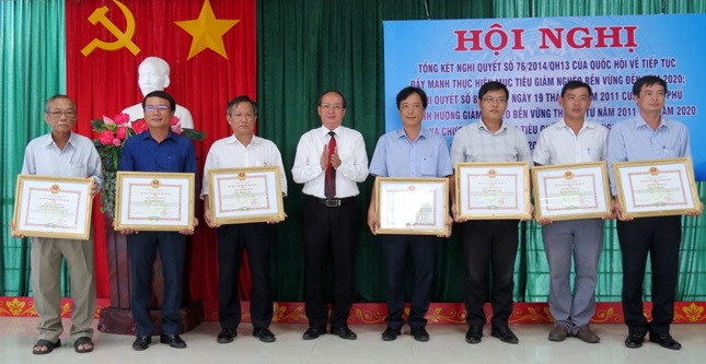 Phó Chủ tịch UBND tỉnh Phú Yên Phan Đình Phùng trao Bằng khen cho các cá nhân có thành tích xuất sắc trong thực hiện công tác giảm nghèo giai đoạn 2016 - 2020.