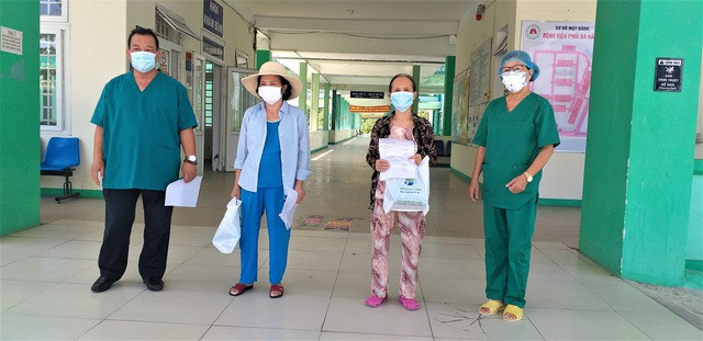Lãnh đạo Bệnh viện Phổi Đà Nẵng trao giấy ra viện cho 2 bệnh nhân mắc Covid-19.