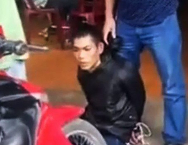Phạm nhân Dẻ bị bắt giữ tại thị trấn Định Quán. Ảnh: BPN.