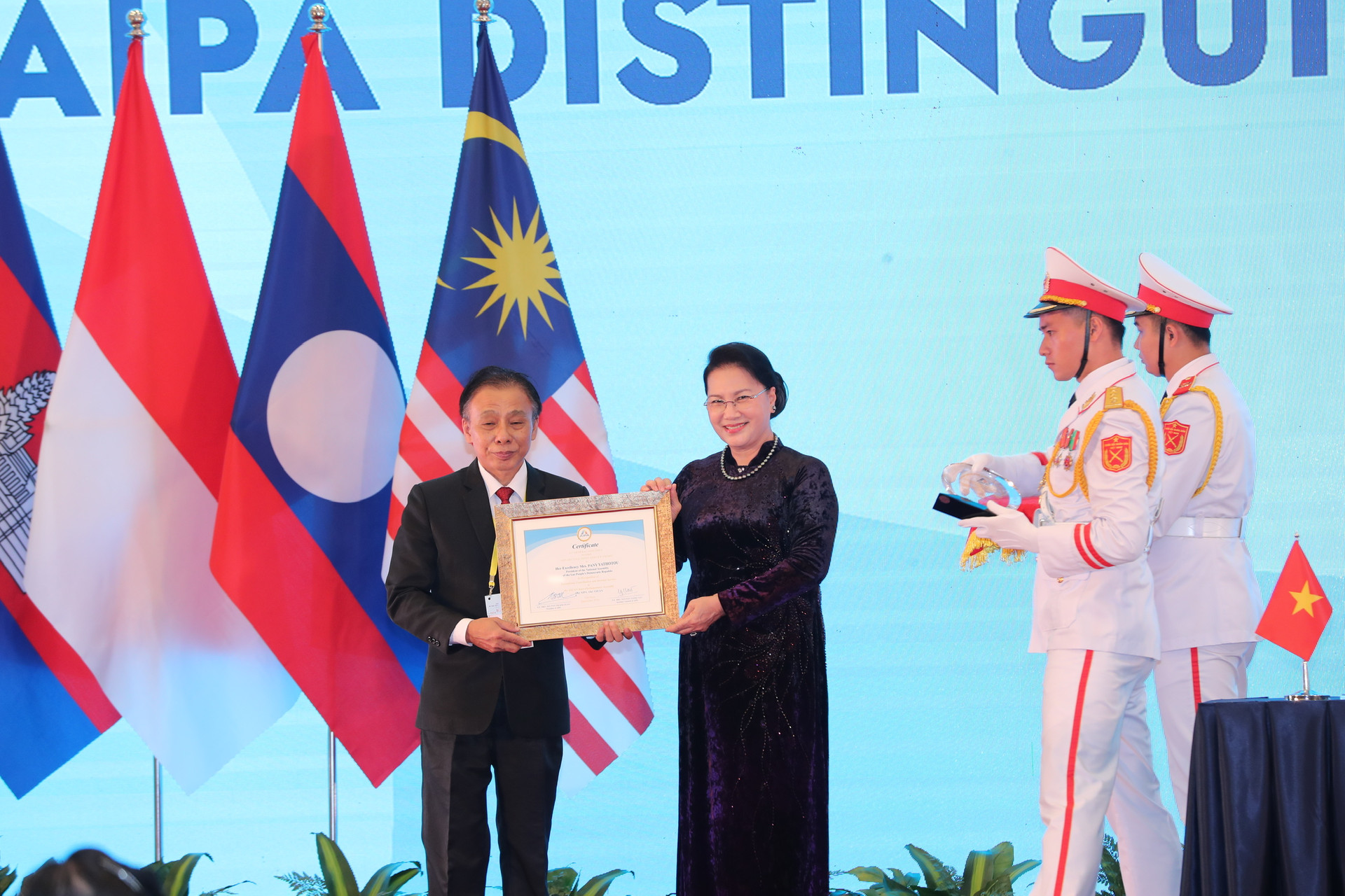Giải thưởng vì sự cống hiến cho AIPA đã được trao cho Chủ tịch Quốc hội Lào Pany Yathoutu. Trong ảnh, đại diện Lào thay mặt nhận giải thưởng