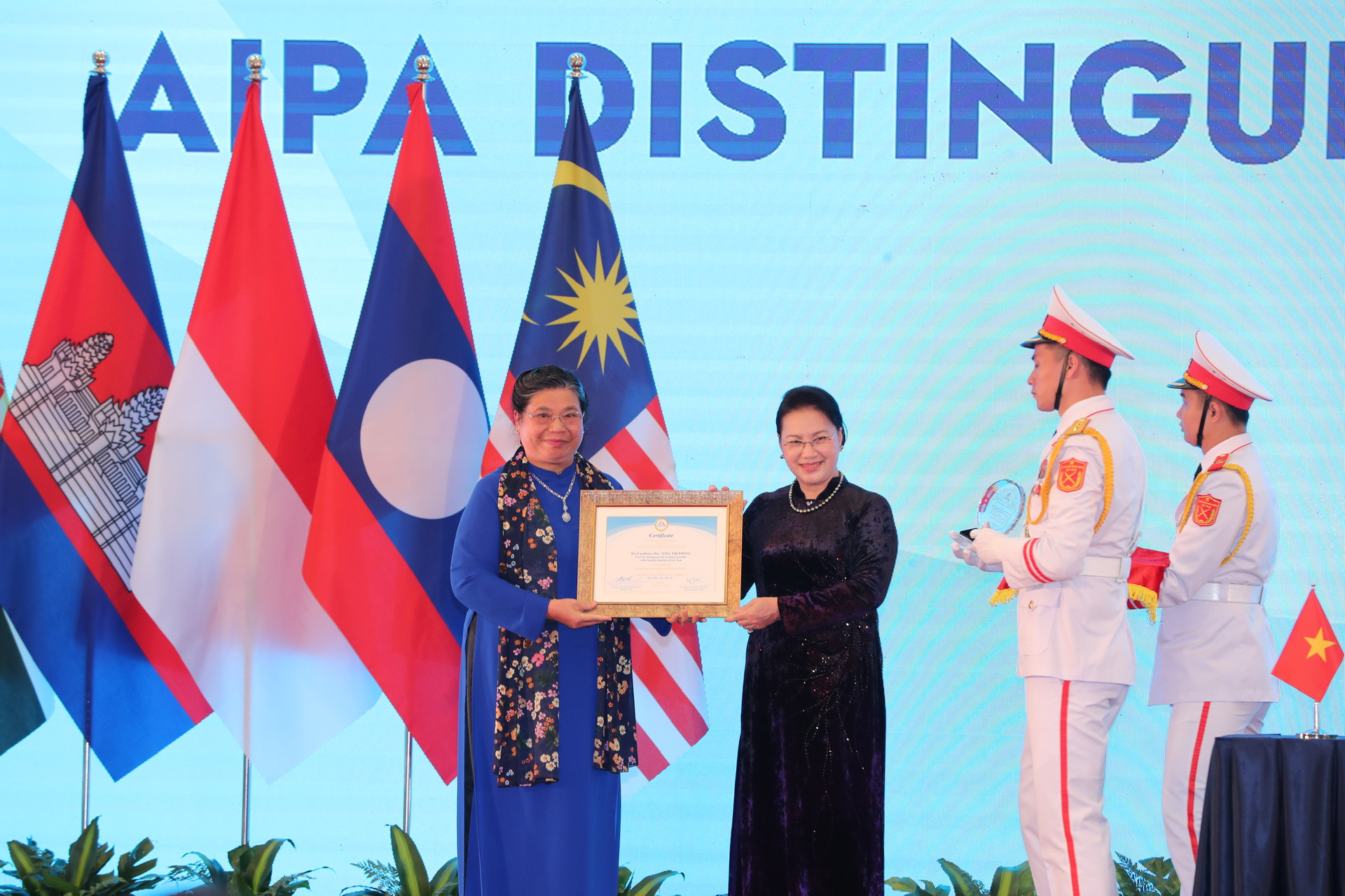 Phó Chủ tịch Thường trực Quốc hội Tòng Thị Phóng nhận giải thưởng vì sự cống hiến từ Chủ tịch Quốc hội Nguyễn Thị Kim Ngân