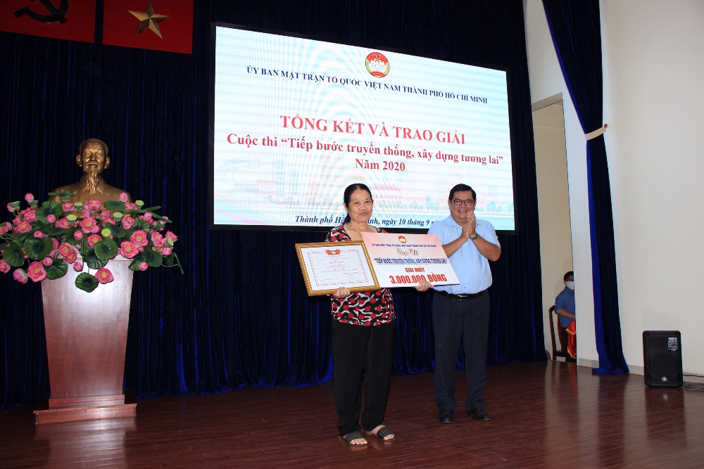 Ông Ngô Thanh Sơn trao giải Nhất cuộc thi “Tiếp bước truyền thống, xây dựng tương lai” năm 2020 cho bà Đặng Thị Ngân (quận Phú Nhuận).