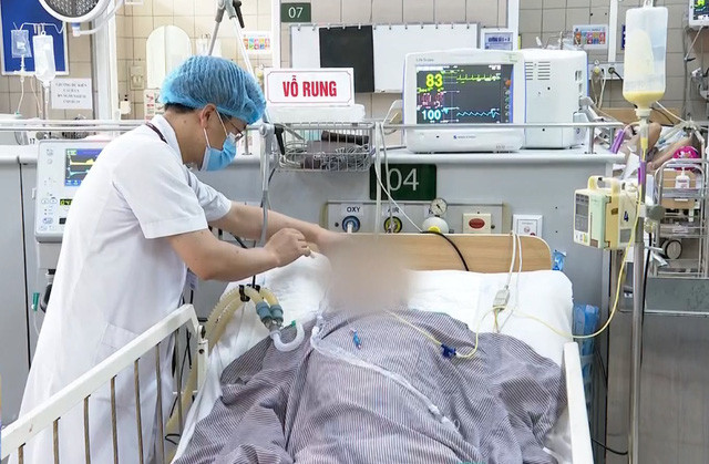 Bệnh nhân phải thở máy vì ngộ độc Pate Minh Chay (tại BV Bạch Mai).