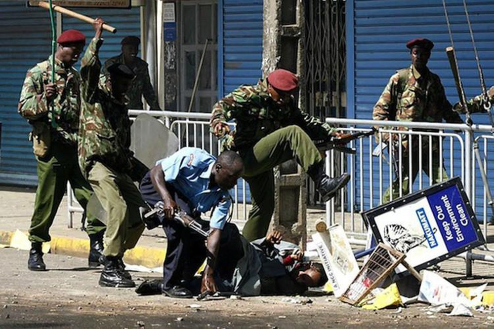 Cảnh sát trấn áp một băng nhóm tội phạm tại Jamaica.